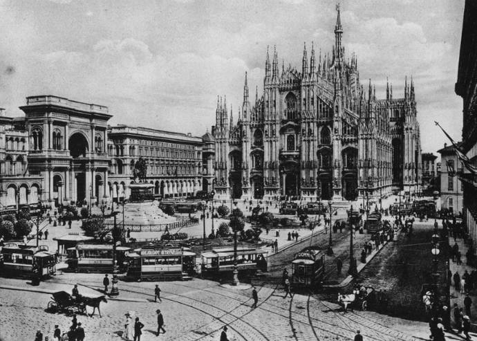 Piazza Duomo a Milano, foto d'epoca